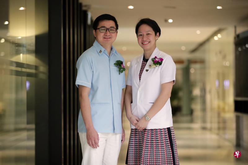 心理卫生学院护士长(信息技术)袁鹏(左)和义顺社区医院护理导师林思敏获颁护士优异奖,肯定了他们在工作岗位上的表现和贡献。(海峡时报) 心理卫生学院护士长(信息技术)袁鹏(左)和义顺社区医院护理导师林思敏获颁护士优异奖,肯定了他们在工作岗位上的表现和贡献。(海峡时报)
