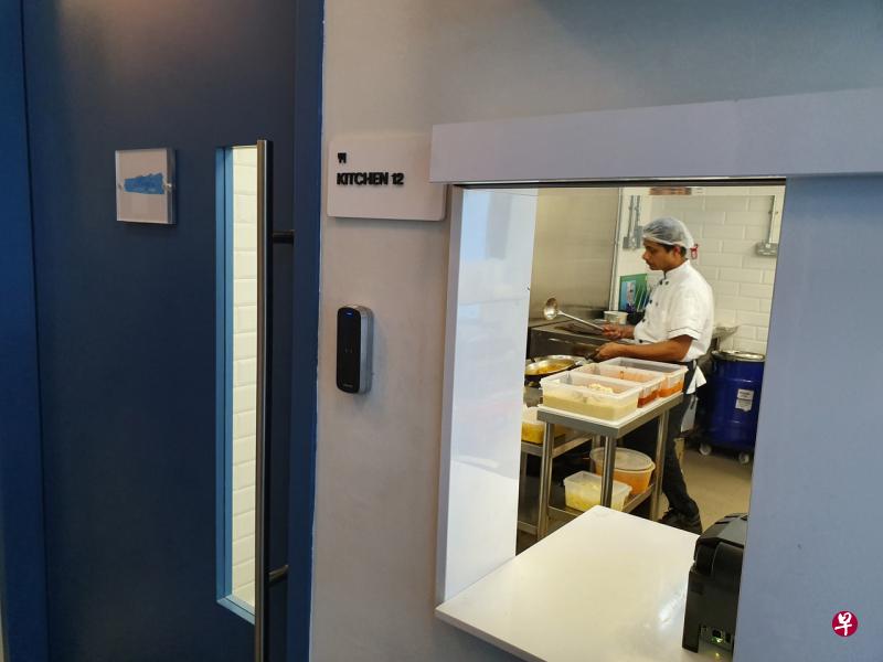 智城厨房旗下首间共享厨房于今年6月6日在淡滨尼开业,如今已吸引30家餐饮业者入驻,多数为扩展外送服务,其中也不乏新餐饮起步公司。 智城厨房旗下首间共享厨房于今年6月6日在淡滨尼开业,如今已吸引30家餐饮业者入驻,多数为扩展外送服务,其中也不乏新餐饮起步公司。