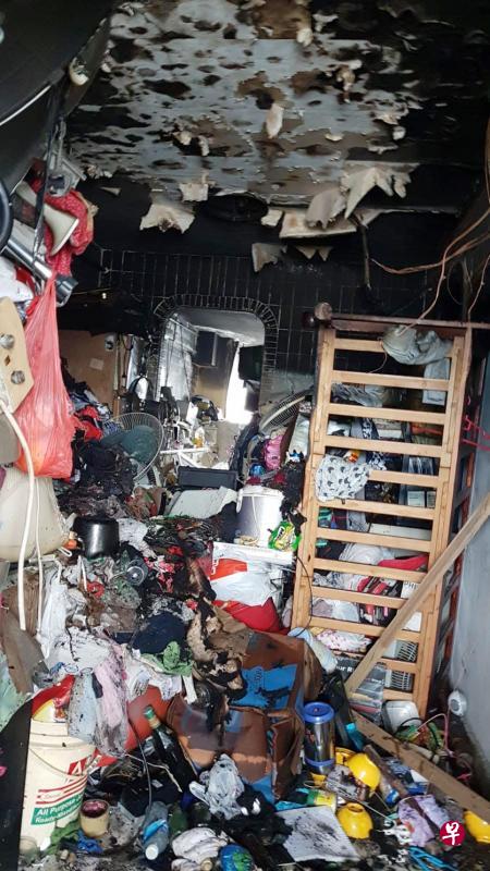 淡滨尼这个组屋单位去年失火,验尸官认为成山的杂物导致屋主沈宝浩不可能逃出生天。(档案照片) 淡滨尼这个组屋单位去年失火,验尸官认为成山的杂物导致屋主沈宝浩不可能逃出生天。(档案照片)