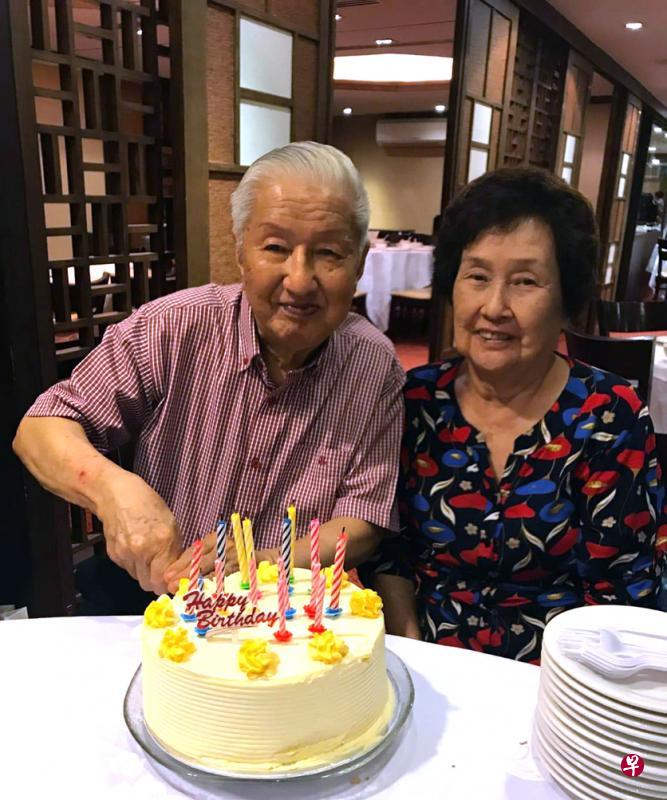 伊布拉欣中学前校长谢明安星期一过世,享年89岁,他在任内积极推动学校成为第一所为视障学生提供主流教育的中学,深受视障学生尊敬。图为他和太太庆祝生日时的合照。(受访者提供) 伊布拉欣中学前校长谢明安星期一过世,享年89岁,他在任内积极推动学校成为第一所为视障学生提供主流教育的中学,深受视障学生尊敬。图为他和太太庆祝生日时的合照。(受访者提供)