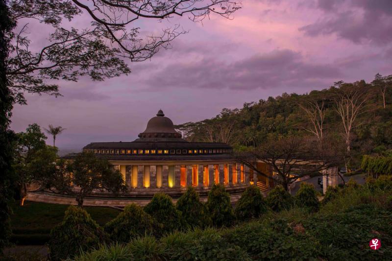 印度尼西亚婆罗浮屠山区安缦吉沃的曼妙夕阳景色,无价之极。 印度尼西亚婆罗浮屠山区安缦吉沃的曼妙夕阳景色,无价之极。