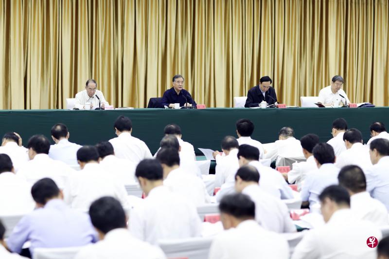 中共政治局常委、中央新疆工作协调小组组长汪洋(左二),7月14日至16日出席第七次全国对口支援新疆工作会议并讲话。(新华社) 中共政治局常委、中央新疆工作协调小组组长汪洋(左二),7月14日至16日出席第七次全国对口支援新疆工作会议并讲话。(新华社)