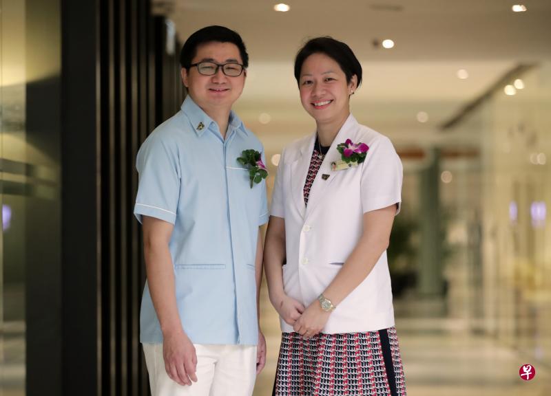 心理卫生学院护士长(信息技术)袁鹏(左)和义顺社区医院护理导师林思敏昨天都获颁护士优异奖,肯定了他们在工作岗位上的表现和贡献。(海峡时报) 心理卫生学院护士长(信息技术)袁鹏(左)和义顺社区医院护理导师林思敏昨天都获颁护士优异奖,肯定了他们在工作岗位上的表现和贡献。(海峡时报)