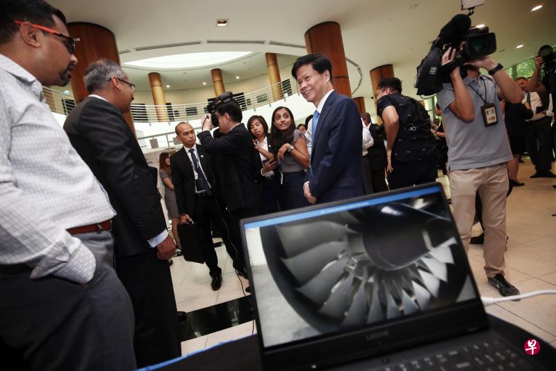 副总理兼财政部长王瑞杰(戴面罩者)试用了新加坡南洋理工大学和英国公司罗尔斯·罗伊斯设立的企业实验室所研发的虚拟引擎模拟器,该科技通过人工智能协助引擎设计师分析及选择最佳的引擎功能。(陈渊庄摄) 副总理兼财政部长王瑞杰(戴面罩者)试用了新加坡南洋理工大学和英国公司罗尔斯·罗伊斯设立的企业实验室所研发的虚拟引擎模拟器,该科技通过人工智能协助引擎设计师分析及选择最佳的引擎功能。(陈渊庄摄)
