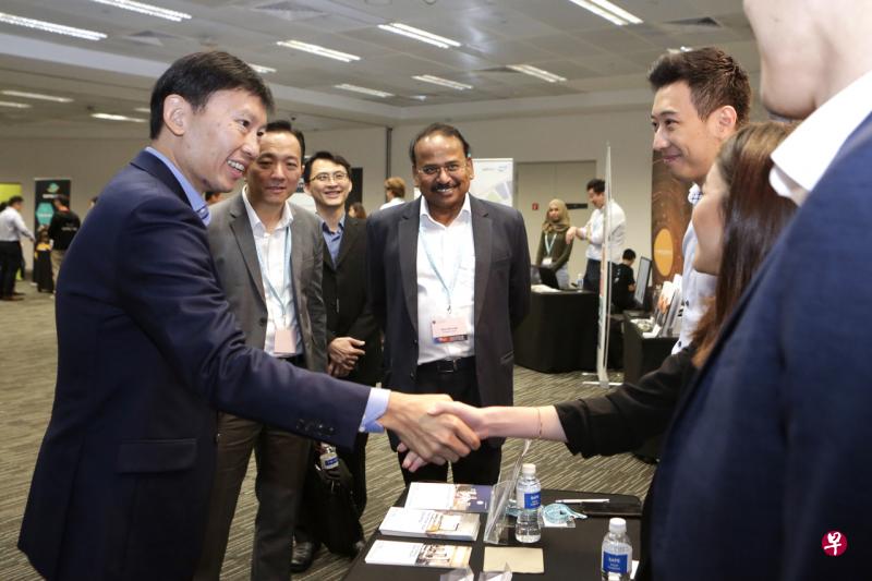 徐芳达(左一)在今年的新加坡私立教育协会论坛上宣布将改善教育信托认证的流程和内容,并和参与论坛的业内外伙伴交流心得。(李薇摄) 徐芳达(左一)在今年的新加坡私立教育协会论坛上宣布将改善教育信托认证的流程和内容,并和参与论坛的业内外伙伴交流心得。(李薇摄)