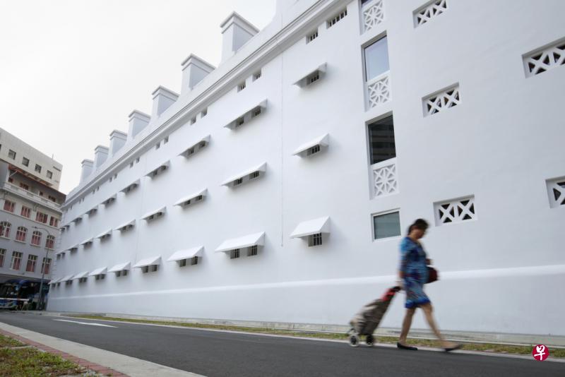 丹戎巴葛旧交警总部将成为麦士威国际争议解决豪院,这栋建筑有很多小型窗口,这个设计则是为了避免风吹引发火势蔓延,而建筑上方就是烟囱。 丹戎巴葛旧交警总部将成为麦士威国际争议解决豪院,这栋建筑有很多小型窗口,这个设计则是为了避免风吹引发火势蔓延,而建筑上方就是烟囱。