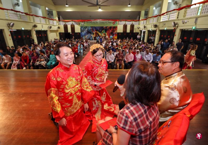 为庆祝种族和谐日,蔡厝港中学的教师们一身红色传统礼服,为学生们示范华人的传统结婚仪式。(海峡时报) 为庆祝种族和谐日,蔡厝港中学的教师们一身红色传统礼服,为学生们示范华人的传统结婚仪式。(海峡时报)