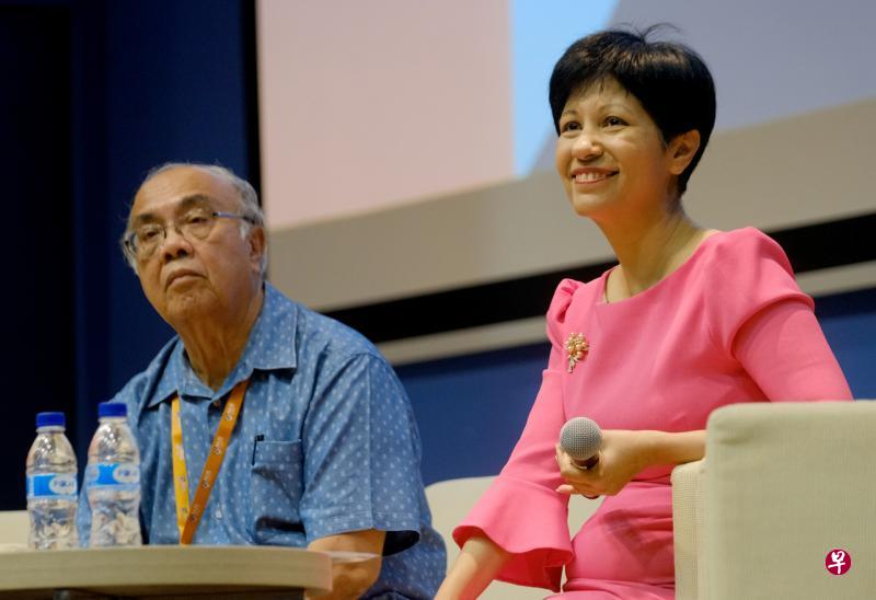 总理公署部长兼财政部及教育部第二部长英兰妮(右)昨天出席有关援助低薪家庭的研讨会时,拨出约20分钟回答与会者的发问。右为主持人国大社会工作学系副教授华素博士。(曾坤顺摄) 总理公署部长兼财政部及教育部第二部长英兰妮(右)昨天出席有关援助低薪家庭的研讨会时,拨出约20分钟回答与会者的发问。右为主持人国大社会工作学系副教授华素博士。(曾坤顺摄)