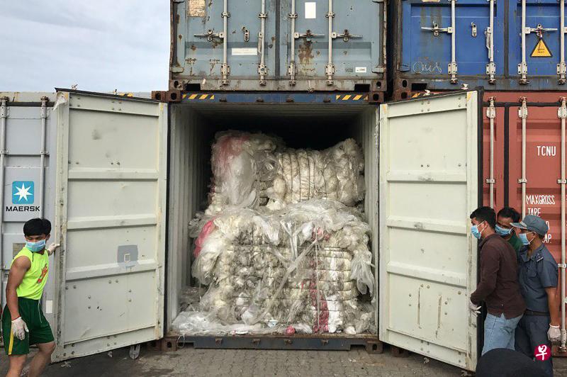 柬埔寨工人们在西哈努克省海港码头打开了一个装满塑料废物的集装箱。(法新社) 柬埔寨工人们在西哈努克省海港码头打开了一个装满塑料废物的集装箱。(法新社)