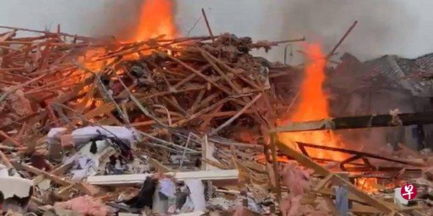 事故现场遍地房屋碎片。(互联网) 事故现场遍地房屋碎片。(互联网)