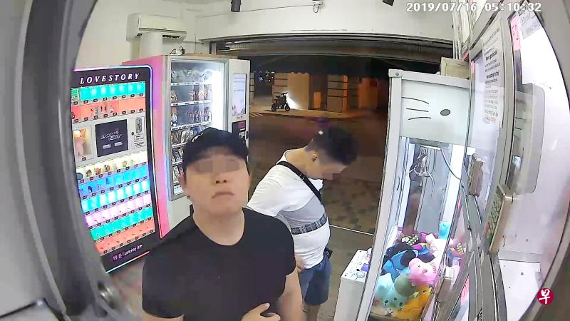 窃贼一度盯着电眼看,但却没有一丝怯意。(视频截图) 窃贼一度盯着电眼看,但却没有一丝怯意。(视频截图)