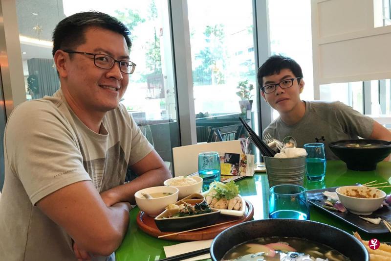 学者陈庆文和16岁独生子陈劲融在餐厅聚餐。两父子先后患上骨痛热症,如今已康复。(受访者提供) 学者陈庆文和16岁独生子陈劲融在餐厅聚餐。两父子先后患上骨痛热症,如今已康复。(受访者提供)