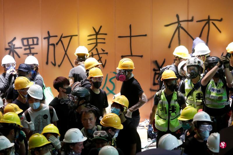 本月1日冲击香港立法会大楼的30多名示威者,据悉已到台湾寻求政治庇护。(路透社) 本月1日冲击香港立法会大楼的30多名示威者,据悉已到台湾寻求政治庇护。(路透社)