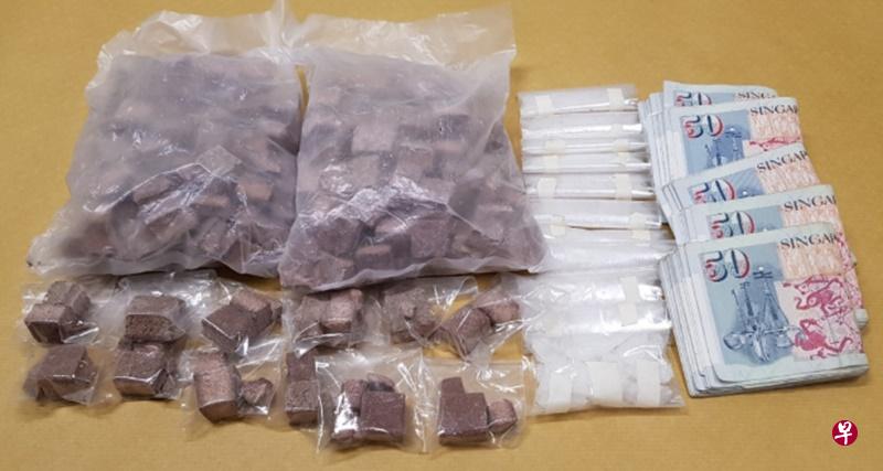 执法人员起获1.25公斤海洛因和132克冰毒,价值约10万1000元的毒品。(中央肃毒局提供) 执法人员起获1.25公斤海洛因和132克冰毒,价值约10万1000元的毒品。(中央肃毒局提供)