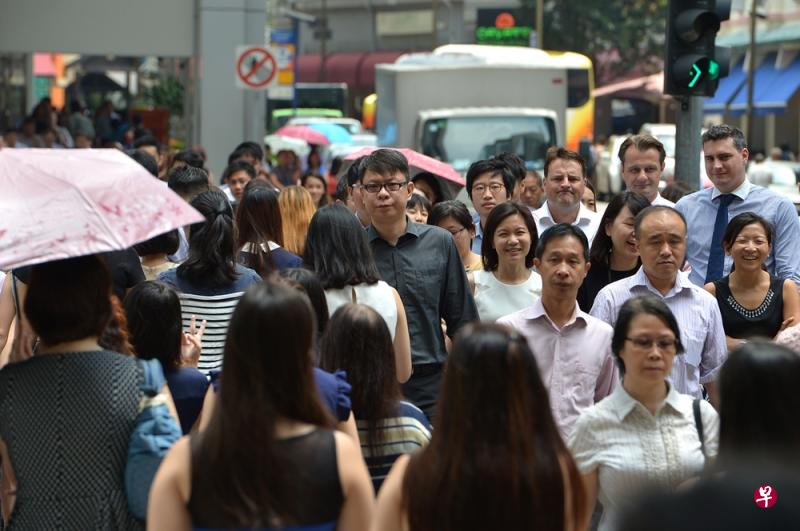 过去五年的数据显示,单身女性在30岁以后,每月赚取工资比同龄的已婚女性多,相反地,已婚男性无论几岁,工资都比同龄的单身男性高。(档案照) 过去五年的数据显示,单身女性在30岁以后,每月赚取工资比同龄的已婚女性多,相反地,已婚男性无论几岁,工资都比同龄的单身男性高。(档案照)