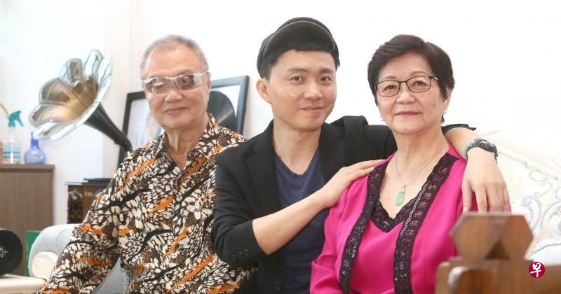 集演、导、制、唱、跳、说于一身的王嘉翊,今天的成就来自小时候受到家人的熏陶。父母虽非艺文圈人,但当年寻常日子的小娱兴,促使他日后朝舞台前进。父母,催动他启航,如今他为了父母投锚。 集演、导、制、唱、跳、说于一身的王嘉翊,今天的成就来自小时候受到家人的熏陶。父母虽非艺文圈人,但当年寻常日子的小娱兴,促使他日后朝舞台前进。父母,催动他启航,如今他为了父母投锚。