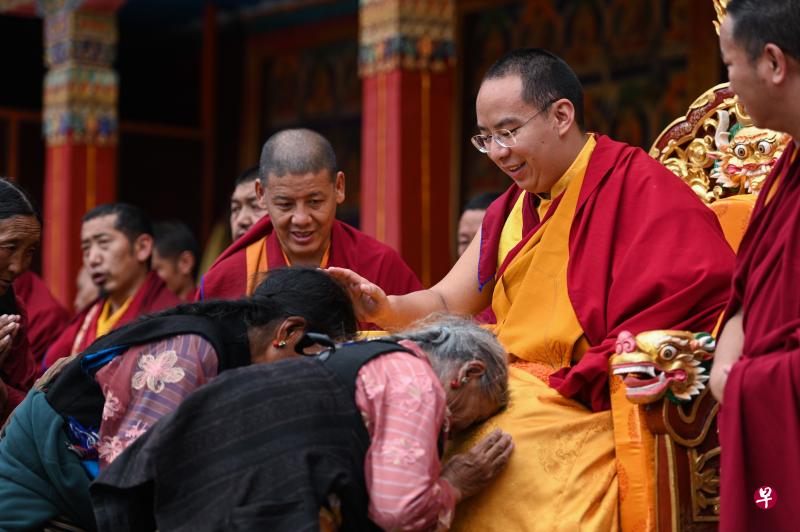 班禅喇嘛16日在日格则扎什伦布寺为信众摸顶赐福(中新社) 班禅喇嘛16日在日格则扎什伦布寺为信众摸顶赐福(中新社)