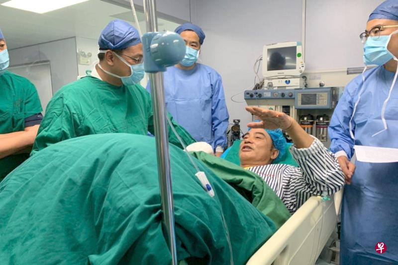 港星任达华(病床上)20日在中山出席活动时遇袭,已回香港接受治疗。(互联网) 港星任达华(病床上)20日在中山出席活动时遇袭,已回香港接受治疗。(互联网)