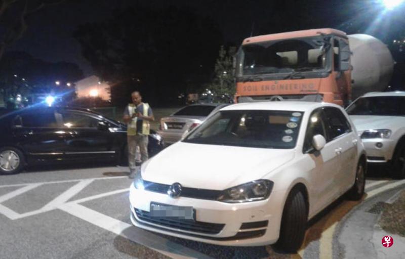 小路有多辆汽车违例停车,导致一辆水泥车昨晚受困惹兰百纳安克巴,水泥车司机只好无奈在一旁等待其他车辆的车主前来移走轿车。(受访者提供) 小路有多辆汽车违例停车,导致一辆水泥车昨晚受困惹兰百纳安克巴,水泥车司机只好无奈在一旁等待其他车辆的车主前来移走轿车。(受访者提供)