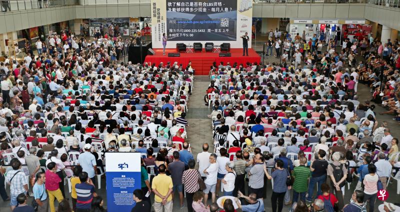 由《联合早报》主办的“善用组屋,安稳退休”首场讲解会昨天在大巴窑建屋局中心广场举行,吸引超过600人到场聆听。(陈勇智摄) 由《联合早报》主办的“善用组屋,安稳退休”首场讲解会昨天在大巴窑建屋局中心广场举行,吸引超过600人到场聆听。(陈勇智摄)