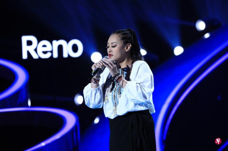 台湾歌手纪晓君是首集最受瞩目的参赛学员。(新电信电视提供) 台湾歌手纪晓君是首集最受瞩目的参赛学员。(新电信电视提供)