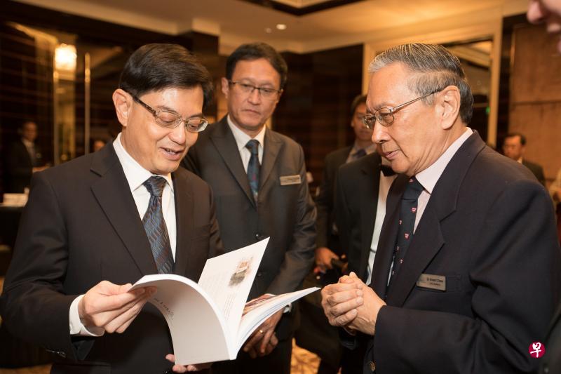 圣路加医院副主席周振忠博士(右)向副总理兼财政部长王瑞杰(左)介绍医院推出的纪念书刊。(圣路加医院提供) 圣路加医院副主席周振忠博士(右)向副总理兼财政部长王瑞杰(左)介绍医院推出的纪念书刊。(圣路加医院提供)