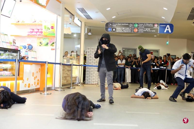 2016年,新加坡警察部队、民防部队,以及黄廷方综合医院携手举行的“心跳演习”,图为两名“恐怖分子”在混乱中迅速逃到二楼的餐饮区,向公众开枪。警员接获通知赶到,与“恐怖分子”展开枪战,最终成功将三人击毙。(邝启聪摄) 2016年,新加坡警察部队、民防部队,以及黄廷方综合医院携手举行的“心跳演习”,图为两名“恐怖分子”在混乱中迅速逃到二楼的餐饮区,向公众开枪。警员接获通知赶到,与“恐怖分子”展开枪战,最终成功将三人击毙。(邝启聪摄)