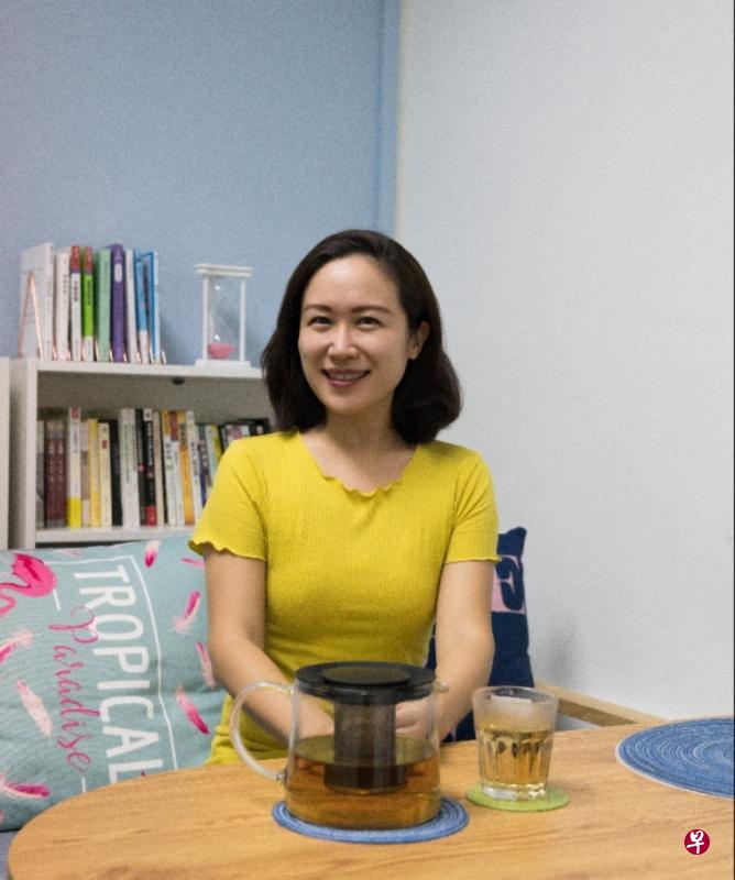 李莲:白底黑字比较单调。如果孩子经常体验电子产品的刺激,他就再也无法静下心来。(受访者提供) 李莲:白底黑字比较单调。如果孩子经常体验电子产品的刺激,他就再也无法静下心来。(受访者提供)