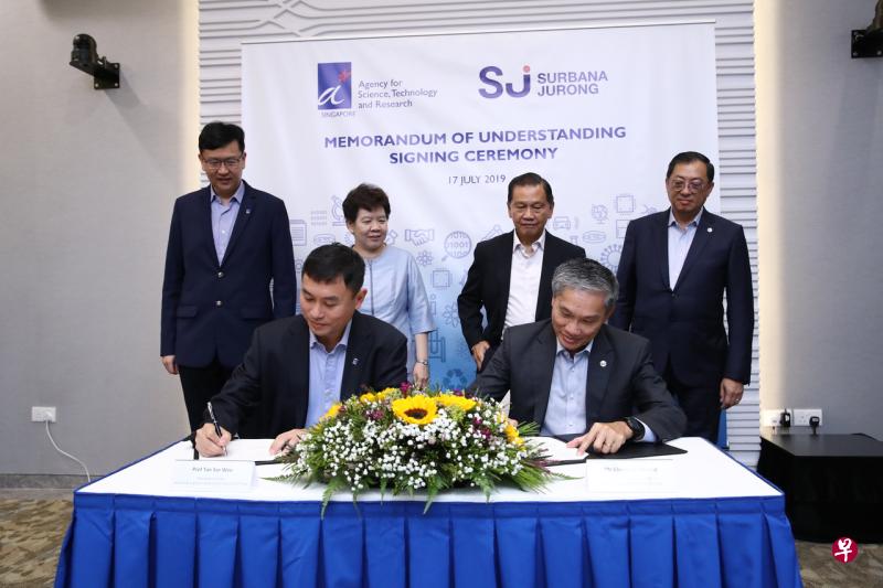 新加坡科技研究局总裁周继强(后排左一)和盛裕集团总裁黄显辉(后排右一)上周三(7月17日)见证两方代表签署合作备忘录仪式。(盛裕集团提供) 新加坡科技研究局总裁周继强(后排左一)和盛裕集团总裁黄显辉(后排右一)上周三(7月17日)见证两方代表签署合作备忘录仪式。(盛裕集团提供)