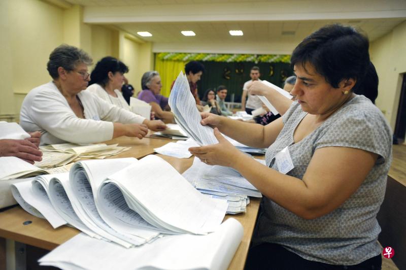 乌克兰本次议会选举将产生424个议席,其中225个议席由党派依据得票率进行分配,剩余议席从全国199个单席位选区中产生。(法新社) 乌克兰本次议会选举将产生424个议席,其中225个议席由党派依据得票率进行分配,剩余议席从全国199个单席位选区中产生。(法新社)