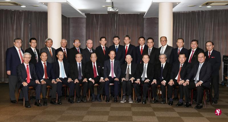 怡和轩第49届董事在俱乐部会议厅合影。(受访者提供) 怡和轩第49届董事在俱乐部会议厅合影。(受访者提供)