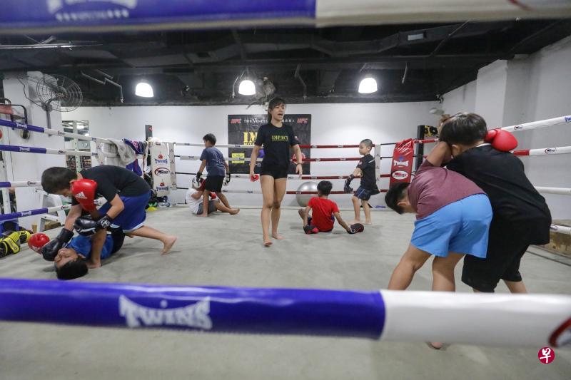 教练林凯茹教学生泰拳也灌输武德。(林国明摄) 教练林凯茹教学生泰拳也灌输武德。(林国明摄)