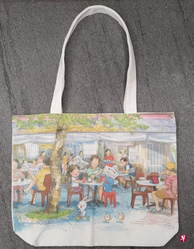 本地插画家阿果为华文媒体投集团特制品牌帆布袋“咖啡店的日常”与“陪你一代又一代”。 本地插画家阿果为华文媒体投集团特制品牌帆布袋“咖啡店的日常”与“陪你一代又一代”。