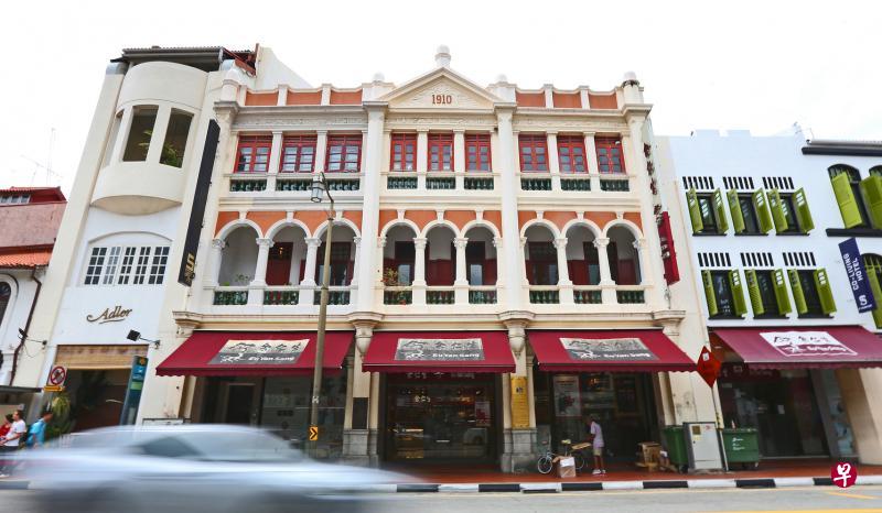 桥南路“余仁生”老店屋,是余仁生在新加坡的首家店铺,由创办人余东旋于1910年开幕,多年来被视为余仁生总店,目前仍是该集团的旗舰店。(梁伟康摄) 桥南路“余仁生”老店屋,是余仁生在新加坡的首家店铺,由创办人余东旋于1910年开幕,多年来被视为余仁生总店,目前仍是该集团的旗舰店。(梁伟康摄)
