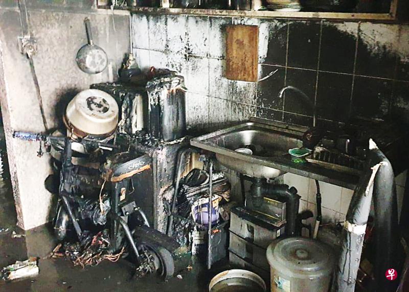 电动踏板车引发火患频频,专家建议屋主安装防火警报器以提前发现烟雾,有更多时间逃生。民防部队则呼吁公众采取防火措施,包括避免过度充电,以及定期检查电池情况。(取自民防部队面簿) 电动踏板车引发火患频频,专家建议屋主安装防火警报器以提前发现烟雾,有更多时间逃生。民防部队则呼吁公众采取防火措施,包括避免过度充电,以及定期检查电池情况。(取自民防部队面簿)