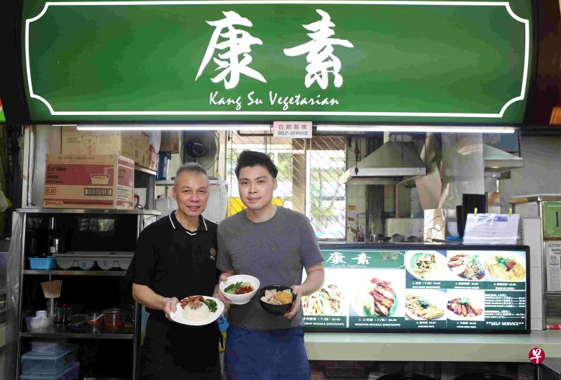 第二代小贩李康玮(右)在沈氏通道咖啡店开设在素食摊,继承父亲李文多年烹调素食的手艺。 第二代小贩李康玮(右)在沈氏通道咖啡店开设在素食摊,继承父亲李文多年烹调素食的手艺。