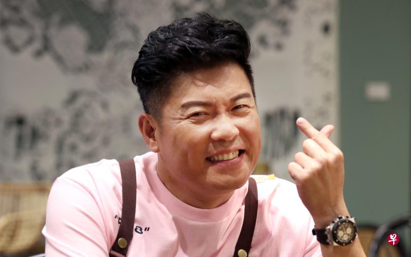 曾国城上周末来新演出歌舞剧,也出席“曾拌面”推介活动。(龙国雄摄) 曾国城上周末来新演出歌舞剧,也出席“曾拌面”推介活动。(龙国雄摄)