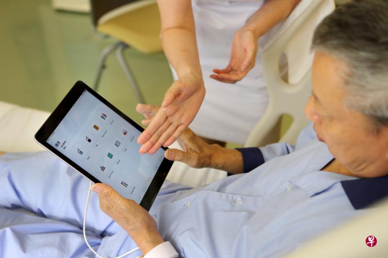 新加坡中央医院的住院病患只须按下MyCare应用里的相关图标,便可呼叫护士或工作人员送药、送水、送枕头与被单,或前来打扫等。(严宣融摄) 新加坡中央医院的住院病患只须按下MyCare应用里的相关图标,便可呼叫护士或工作人员送药、送水、送枕头与被单,或前来打扫等。(严宣融摄)