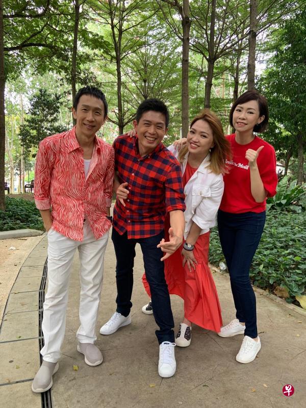 96.3好FM DJ王德明(左起)、温国贤、洪菁云和陈丽仪为欢庆54周年国庆,不但录制爱国歌曲组曲也拍摄了MV。(图片:96.3好FM) 96.3好FM DJ王德明(左起)、温国贤、洪菁云和陈丽仪为欢庆54周年国庆,不但录制爱国歌曲组曲也拍摄了MV。(图片:96.3好FM)