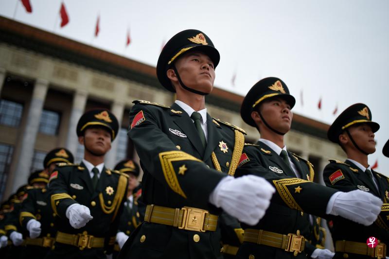 中国政府发表《新时代的中国国防》白皮书,坚持永不称霸、永不扩张、永不谋求势力范围是中国国防的鲜明特征。图为解放军仪仗队7月2日在天安门广场。(法新社档案照) 中国政府发表《新时代的中国国防》白皮书,坚持永不称霸、永不扩张、永不谋求势力范围是中国国防的鲜明特征。图为解放军仪仗队7月2日在天安门广场。(法新社档案照)