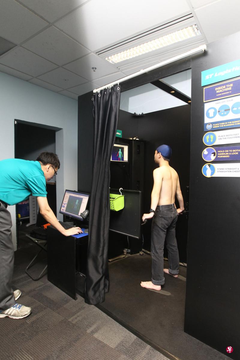 2002年4月1日至6月30日期间出生的新加坡男性公民和永久居民需办理公民服役登记,并在9月27日到10月31日去接受体检。(档案照) 2002年4月1日至6月30日期间出生的新加坡男性公民和永久居民需办理公民服役登记,并在9月27日到10月31日去接受体检。(档案照)