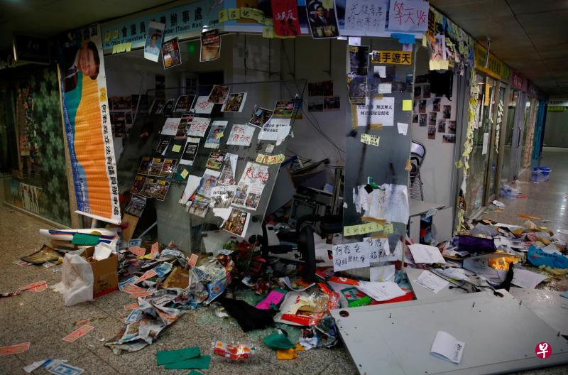 因被怀疑支持“白衣人”殴打示威者,香港建制派立法会议员何君尧的多个办事处被砸。(路透社) 因被怀疑支持“白衣人”殴打示威者,香港建制派立法会议员何君尧的多个办事处被砸。(路透社)