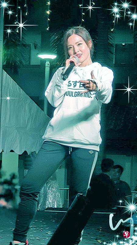 马国歌手杜海纶,说她应邀来新后却收不到钱。(受访者提供) 马国歌手杜海纶,说她应邀来新后却收不到钱。(受访者提供)