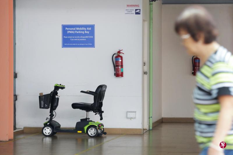 基于安全理由,新加坡国立大学医院从7月初起规定,职员、病患和访客只能在肯特岗翼外一个角落为电动器材充电。该角落设有闭路电视和灭火器。 基于安全理由,新加坡国立大学医院从7月初起规定,职员、病患和访客只能在肯特岗翼外一个角落为电动器材充电。该角落设有闭路电视和灭火器。