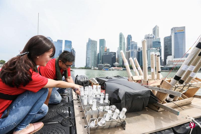 滨海湾金沙前的滨海蓄水池上设置了长约450公尺的浮动平台，上面放置数百个可发射烟花至70米到180米上空的发射筒，附近的数个高架平台也将发射火花，让观众近距离感染火光四射的气氛。（梁伟康摄） 
