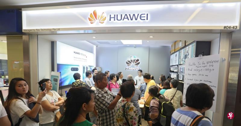 华为智能手机配合国庆促销,智能手机只卖54元,开卖前一天就吸引大批公众进店了解。 华为智能手机配合国庆促销,智能手机只卖54元,开卖前一天就吸引大批公众进店了解。