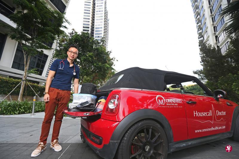 赖俊旭开的是全科流动诊所;器材、药品、处方一应俱全,连同医生与护士都乘“诊所车”而至。(梁伟康摄) 赖俊旭开的是全科流动诊所;器材、药品、处方一应俱全,连同医生与护士都乘“诊所车”而至。(梁伟康摄)