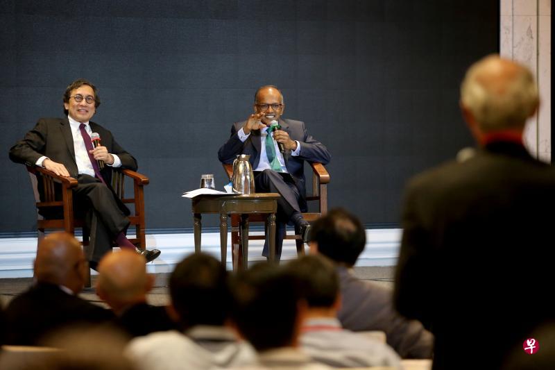 内政部长兼律政部长尚穆根（右）昨天下午在李光耀公共政策学院政策研究所和内政部联办的宗教、极端主义和认同感政治研讨会上，与宗教人士、学者和官员进行对话。对话会主持人是新加坡国立大学中东研究所主席比拉哈里（左）。（严宣融摄）