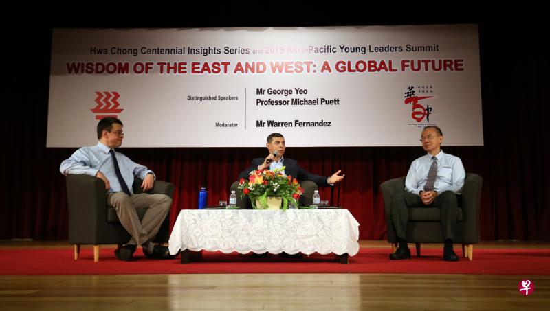 华侨中学“百年华诞讲座系列”上,美国哈佛大学中国历史教授普鸣(左)与前外交部长杨荣文(右)从哲学与历史的视角出发,谈如何汇集东西方智慧。图中为主持对话会的新加坡报业控股英文、马来文与淡米尔文媒体集团总编辑兼《海峡时报》总编辑华仁·费南德斯。(叶振忠摄) 华侨中学“百年华诞讲座系列”上,美国哈佛大学中国历史教授普鸣(左)与前外交部长杨荣文(右)从哲学与历史的视角出发,谈如何汇集东西方智慧。图中为主持对话会的新加坡报业控股英文、马来文与淡米尔文媒体集团总编辑兼《海峡时报》总编辑华仁·费南德斯。(叶振忠摄)