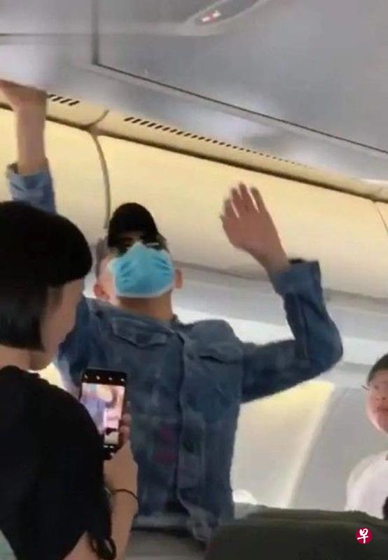 刘德华被拍到在经济舱扛行李。(微博) 刘德华被拍到在经济舱扛行李。(微博)